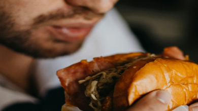 Man Wonders If Hes A Jerk For Eating Burger Next To Vegetarian During Flight2