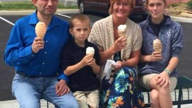 This Woman Offered To Capture A Joyful Family Photo Who Had Gone Out For Ice Cream Together thumb